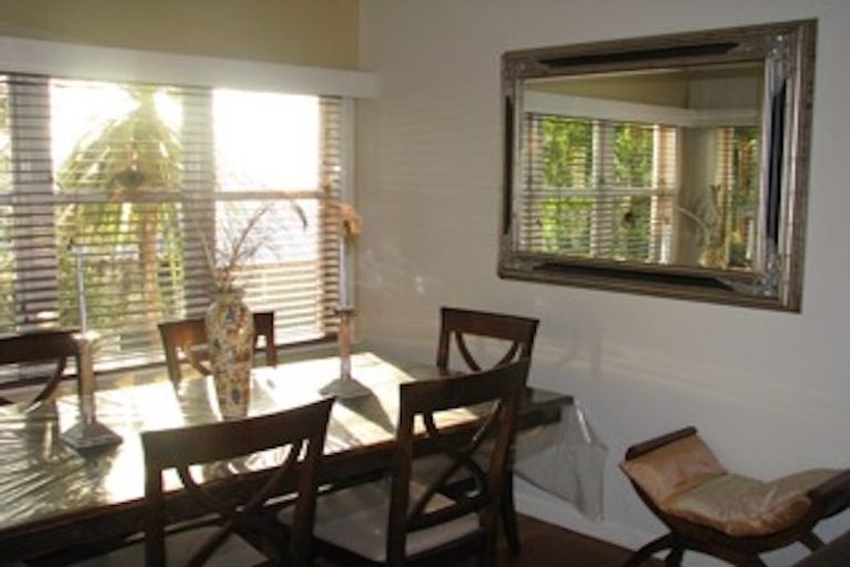 Photo of property in 1/130 Sunset Road, Unsworth Heights, Auckland, 0632