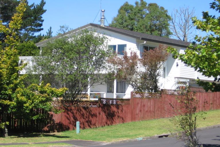Photo of property in 2 Kirkdale Place, Northcross, Auckland, 0632