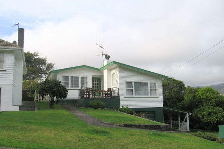 Photo of property in 2 Saint Johns Terrace, Tawa, Wellington, 5028