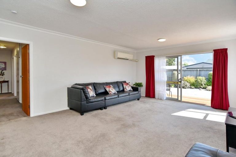 Photo of property in 2/11 Tuckers Road, Redwood, Christchurch, 8051