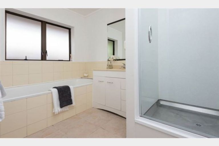 Photo of property in 53 Mirrabooka Avenue, Botany Downs, Auckland, 2010