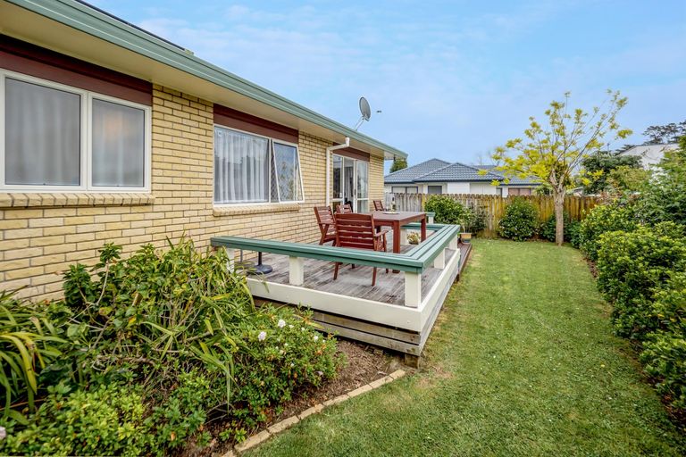 Photo of property in 2/5 Headcorn Place, Botany Downs, Auckland, 2010