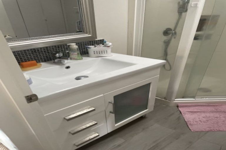 Photo of property in 18 Lorikeet Place, Unsworth Heights, Auckland, 0632