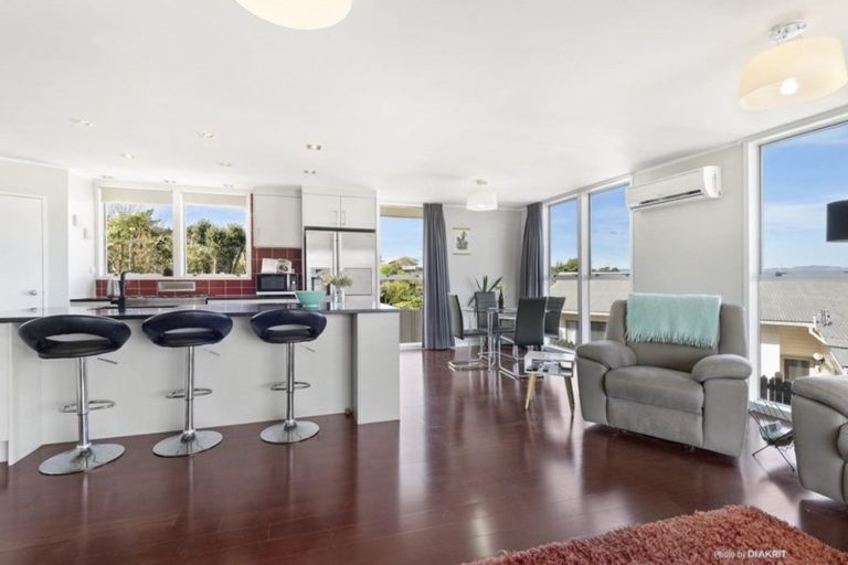 Photo of property in 3 Cheltenham Terrace, Newlands, Wellington, 6037