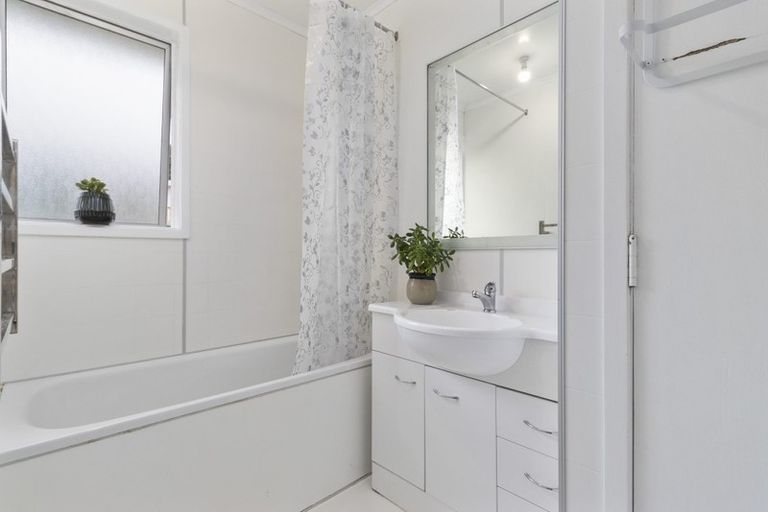 Photo of property in 1/12 Steen Place, Mangere Bridge, Auckland, 2022