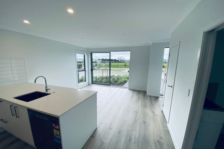 Photo of property in 10 Rauriki Lane, Rosehill, Papakura, 2113