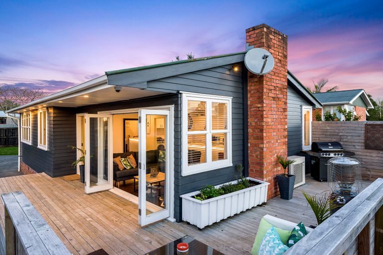 Photo of property in 10 Cobham Crescent, Kelston, Auckland, 0602