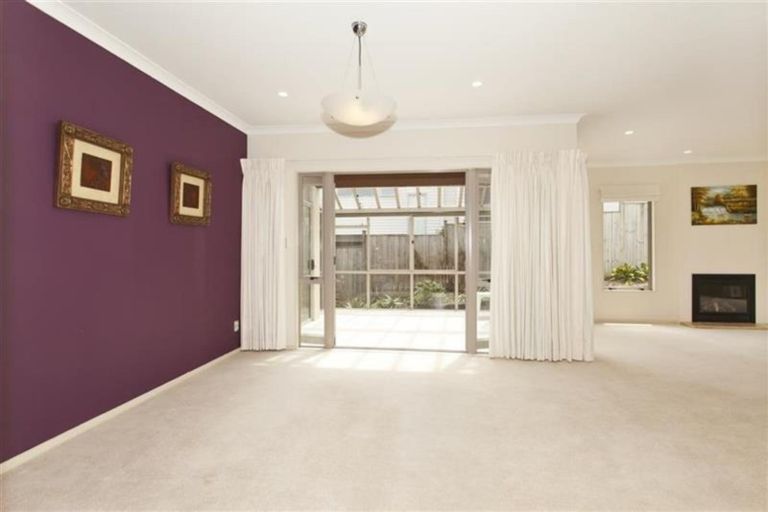 Photo of property in 8 Scarboro Terrace, Murrays Bay, Auckland, 0630