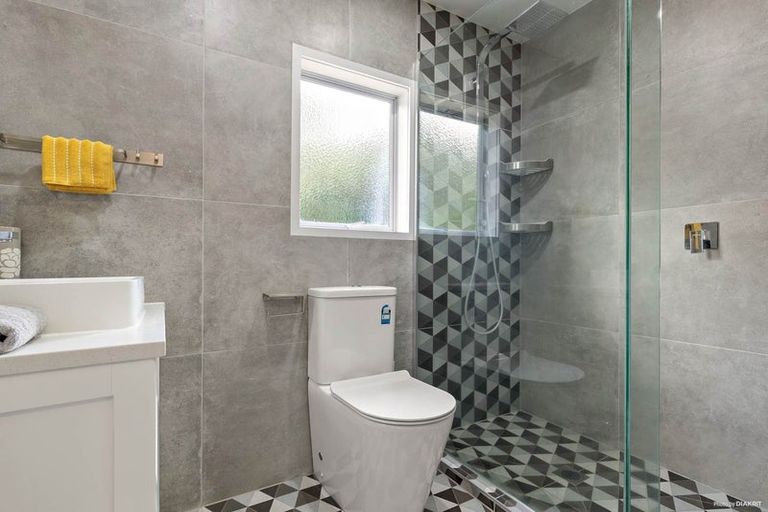 Photo of property in 2/20 Hogans Road, Glenfield, Auckland, 0629