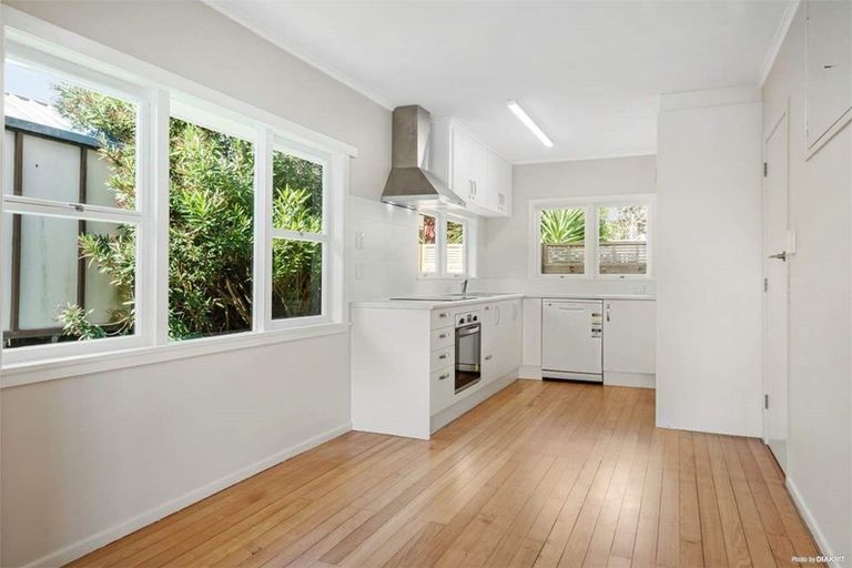 Photo of property in 26 Bond Crescent, Forrest Hill, Auckland, 0620