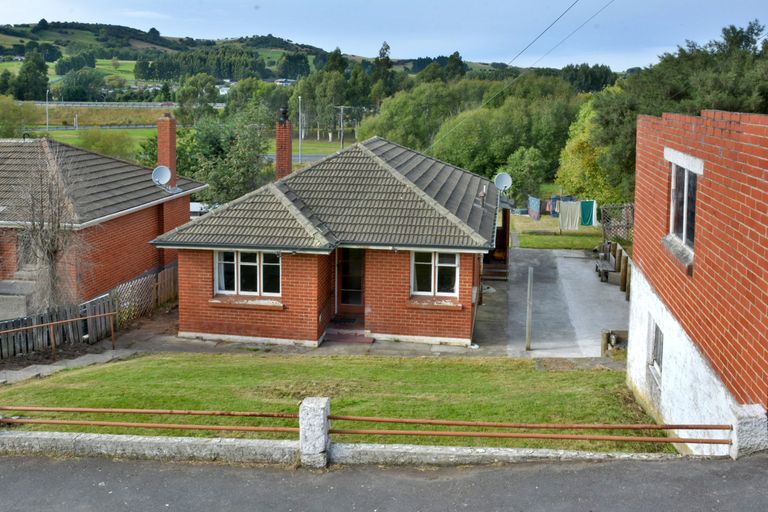 Photo of property in 28 Waldron Crescent, Green Island, Dunedin, 9018