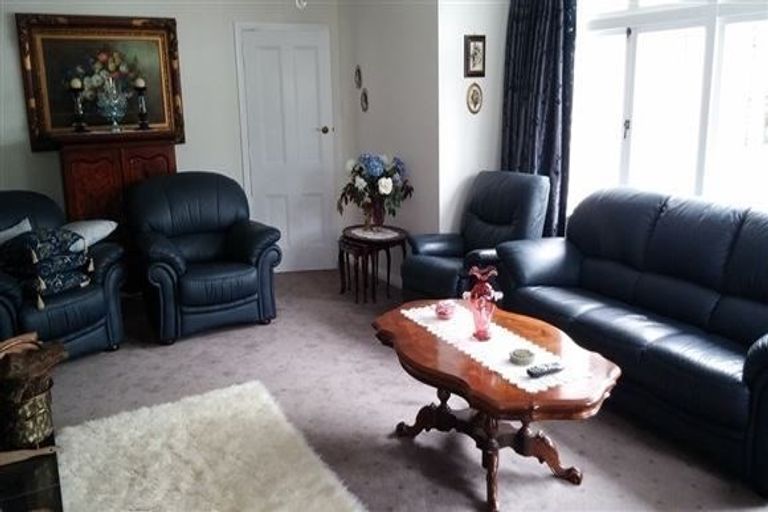 Photo of property in 30 Karu Crescent, Waikanae, 5036