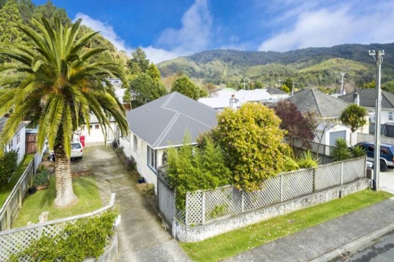 Photo of property in 6 Homedale Road, Wainuiomata, Lower Hutt, 5014