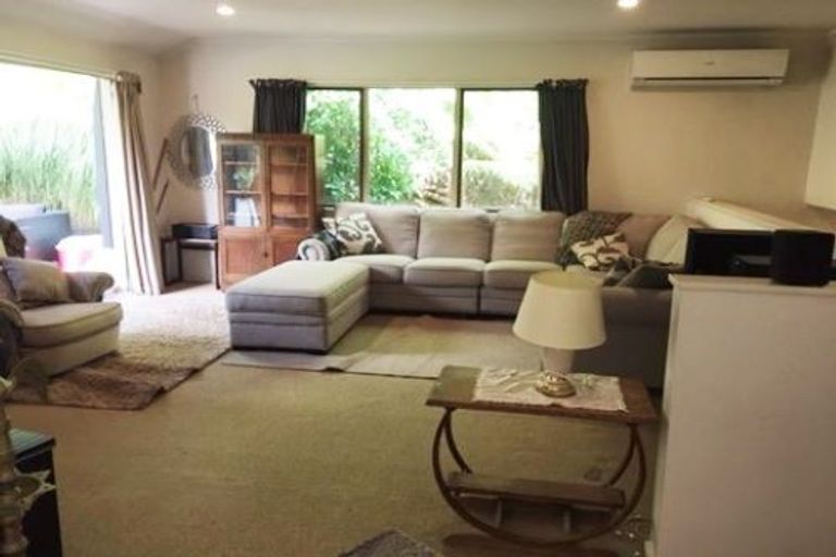 Photo of property in 2/114 Seaview Road, Glenfield, Auckland, 0629