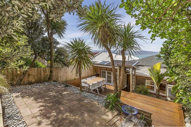 Photo of property in 402 Queens Drive, Lyall Bay, Wellington, 6022