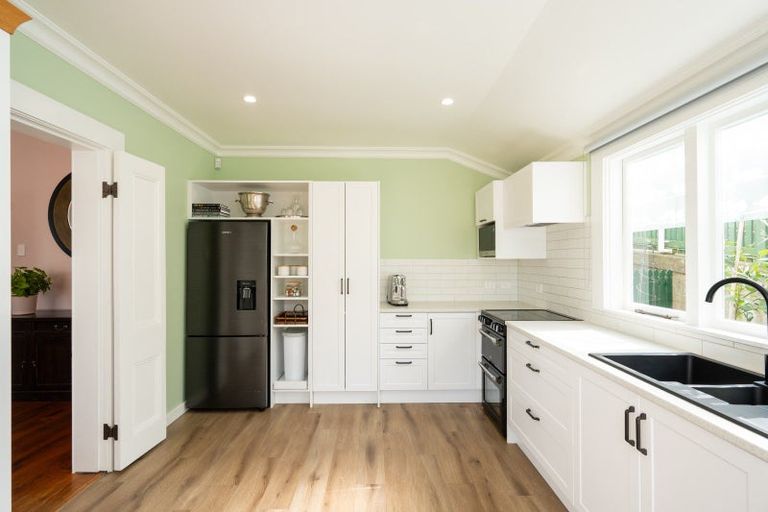 Photo of property in 14 Cameron Road, Bluff Hill, Napier, 4110