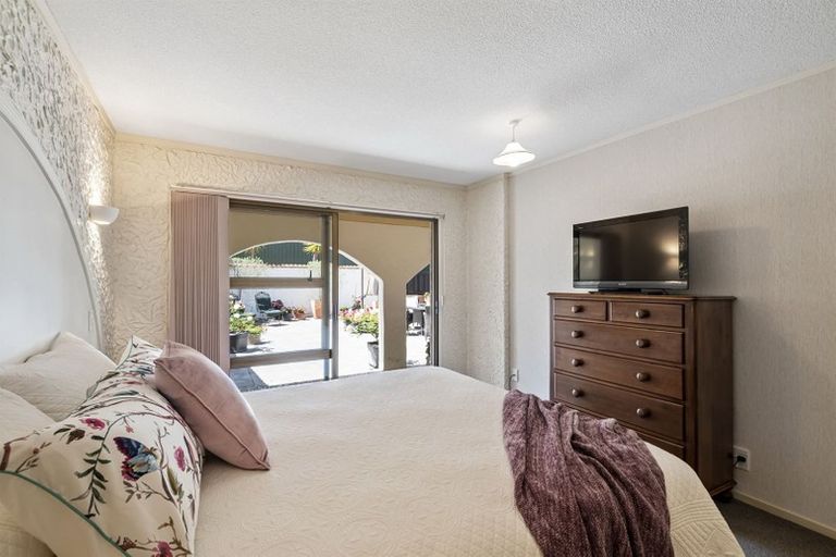 Photo of property in 84 Chelsea View Drive, Chatswood, Auckland, 0626