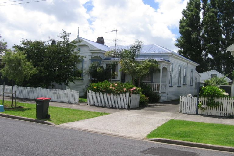 Photo of property in 9 Sunnyvale Road, Greenlane, Auckland, 1051