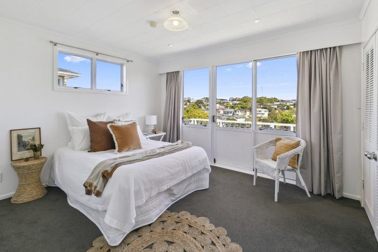 Photo of property in 27 Brooker Grove, Newlands, Wellington, 6037