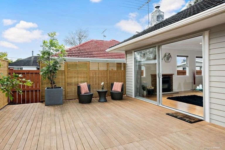 Photo of property in 14 Ocean View Road, Northcote, Auckland, 0627