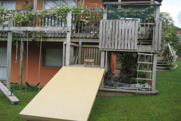 Photo of property in 16 Garcia Place, West Harbour, Auckland, 0618