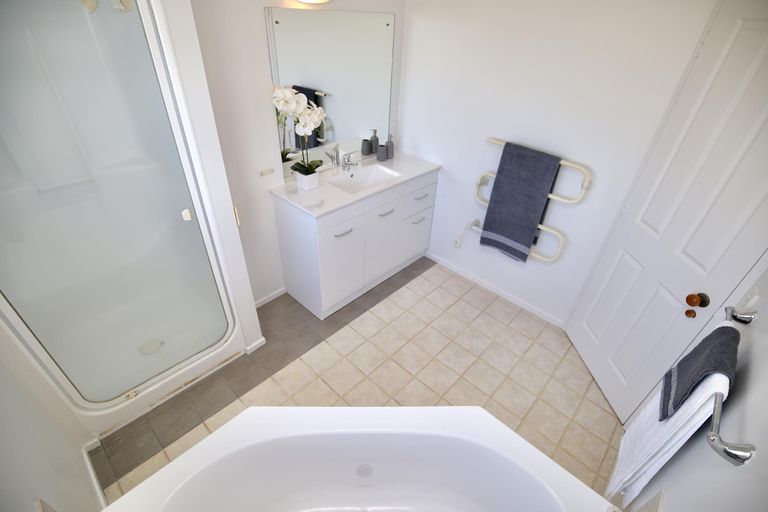 Photo of property in 18 Admiral Crescent, Flagstaff, Hamilton, 3210