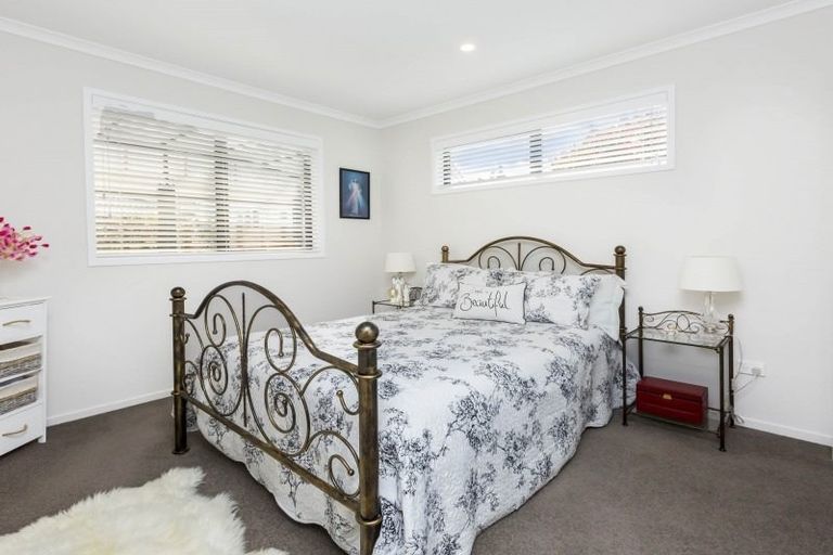 Photo of property in 8a Savage Crescent, Upper Hutt Central, Upper Hutt, 5018
