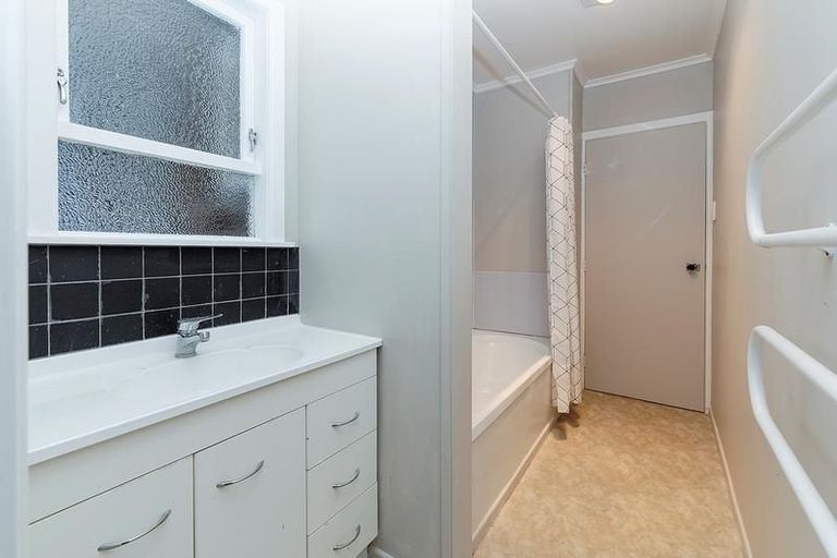 Photo of property in 27 Mackenzie Street, Te Atatu South, Auckland, 0610