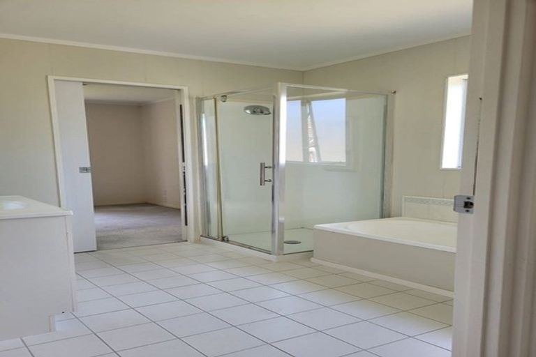 Photo of property in 14 Lanier Place, Glendene, Auckland, 0602