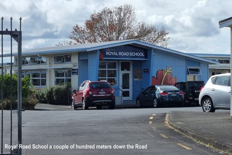 Photo of property in 3/100 Royal Road, Massey, Auckland, 0614