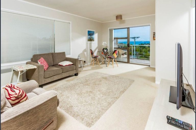 Photo of property in 1/819 East Coast Road, Northcross, Auckland, 0630