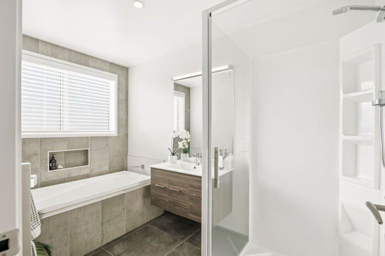 Photo of property in 1 Kaurinui Crescent, One Tree Point, 0118