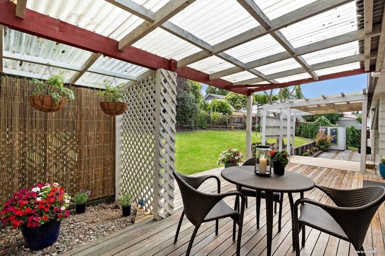 Photo of property in 60 Hartley Terrace, Massey, Auckland, 0614