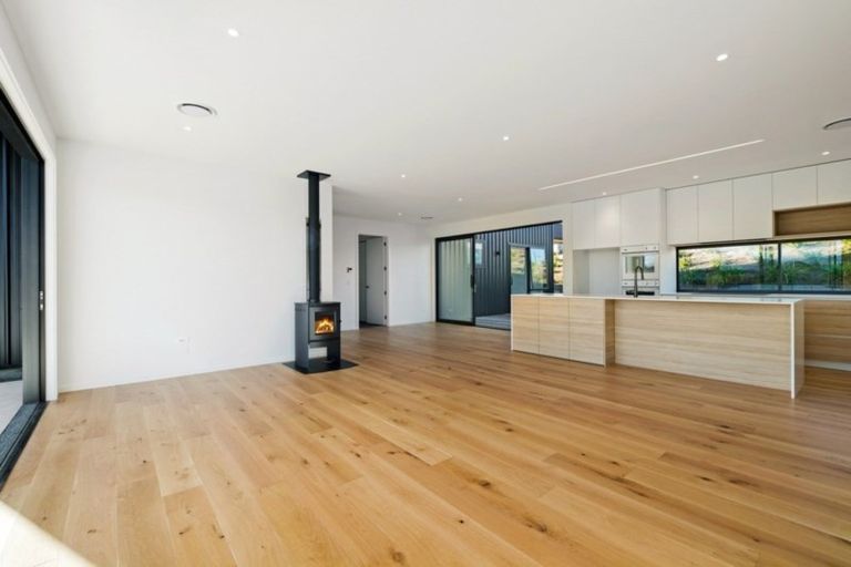 Photo of property in 33 Obelisk Street, Wanaka, 9305