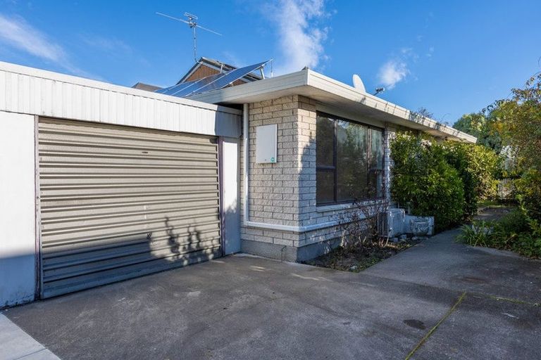Photo of property in 2/17 Garreg Road, Fendalton, Christchurch, 8052