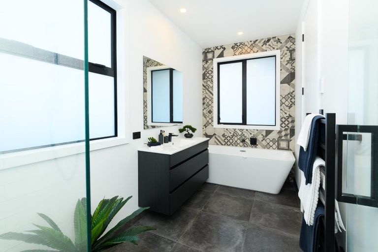 Photo of property in 2 Waimarama Court, Roslyn, Palmerston North, 4414