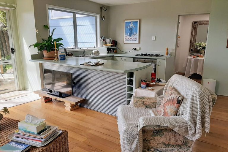 Photo of property in 95 Cornwallis Road, Cornwallis, Auckland, 0604