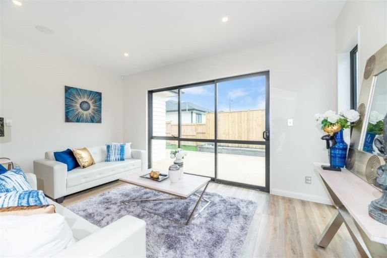 Photo of property in 11 Reserva Crescent, Kumeu, 0810