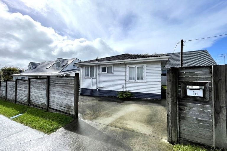Photo of property in 1 Garadice Road, Rothesay Bay, Auckland, 0630