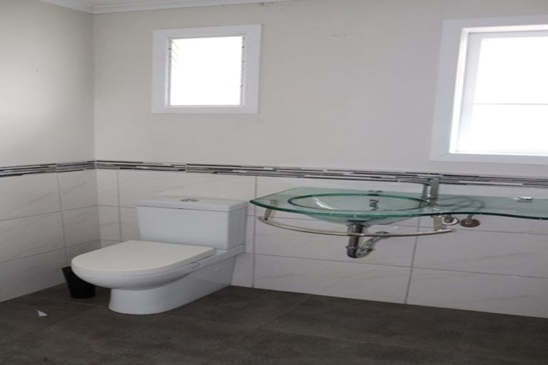 Photo of property in 545 Glenfield Road, Glenfield, Auckland, 0629