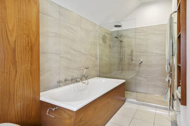 Photo of property in 11 Kinross Street, Kelburn, Wellington, 6012