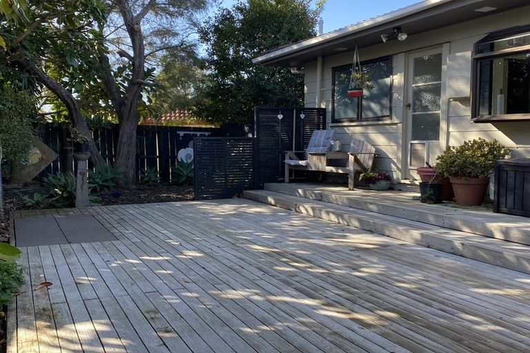 Photo of property in 16 Quincey Place, Massey, Auckland, 0614