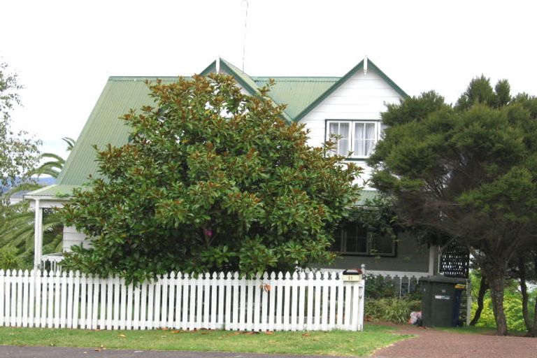 Photo of property in 21 Telstar Place, Beach Haven, Auckland, 0626