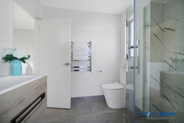 Photo of property in 2/26 Buscomb Avenue, Henderson, Auckland, 0610