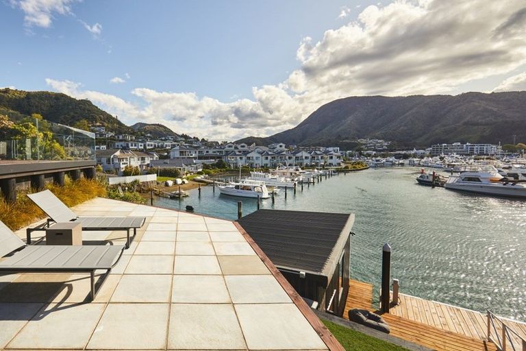 Photo of property in 69 Waikawa Road, Picton, 7220