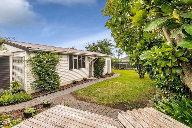 Photo of property in 32 Hawea Road, Point Chevalier, Auckland, 1022