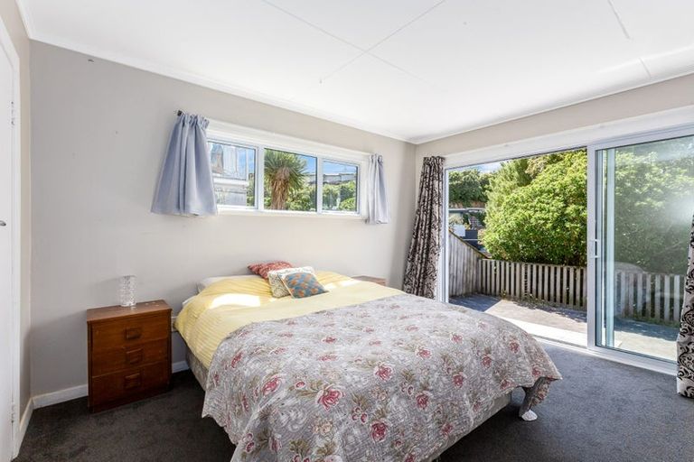 Photo of property in 51 Poto Road, Normandale, Lower Hutt, 5010