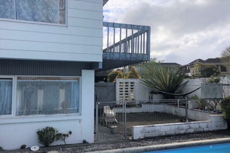 Photo of property in 21 Chatswood Grove, Chatswood, Auckland, 0626