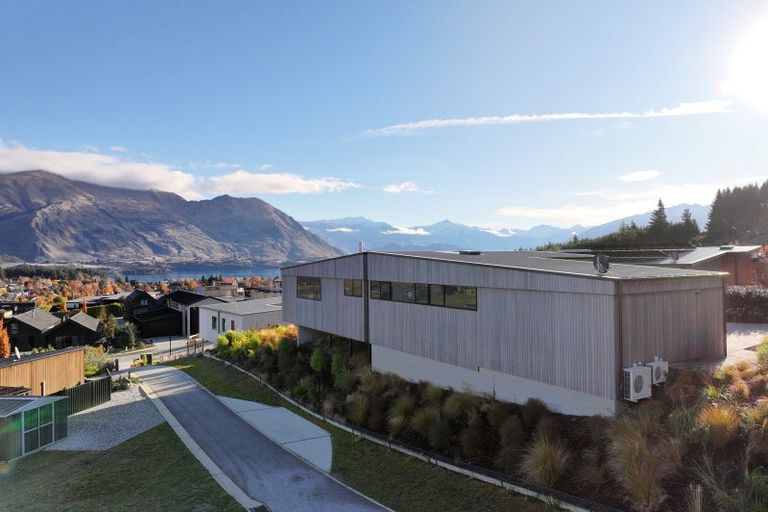Photo of property in 6 Akitu Rise, Wanaka, 9305