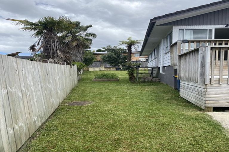 Photo of property in 42 Claverdon Drive, Massey, Auckland, 0614